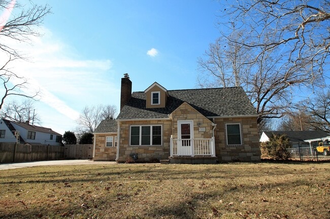 Building Photo - 24hr notice required before showings. Beau...