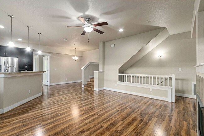 Building Photo - Beautiful 5-Bedroom condo in desirable Fos...