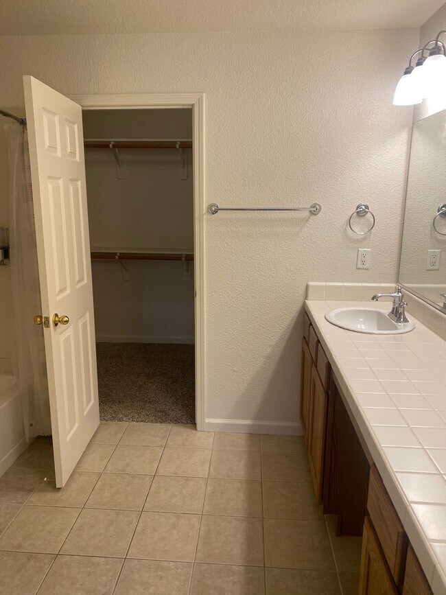 Foto del edificio - *** MOVE IN SPECIAL - $500.00 OFF FIRST MONTHS RENT***