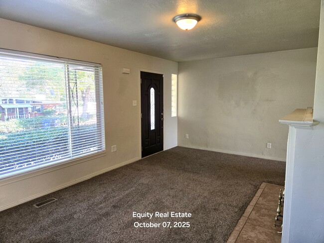 Building Photo - 2576 E Wren Rd