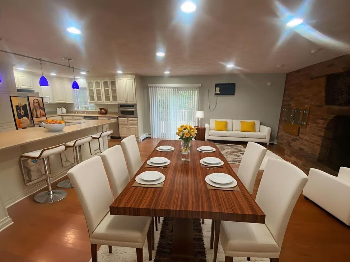 Primary Photo - Beverly Manor 946