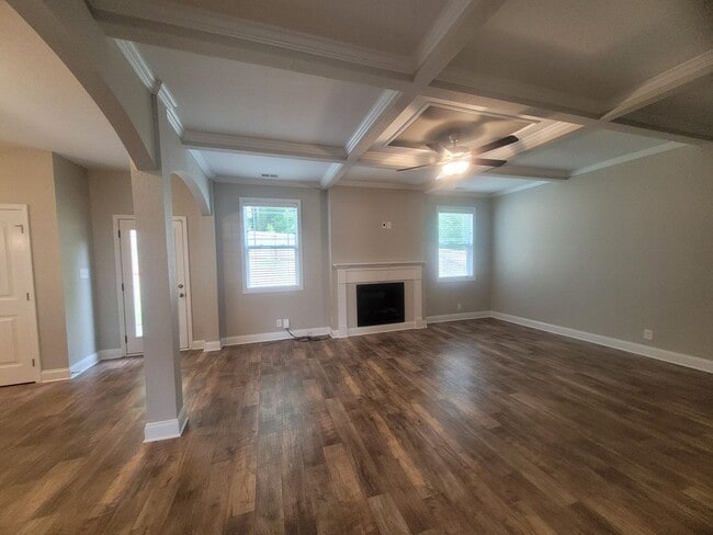 Building Photo - Exquisite 5 Bedroom 3 Bath Home