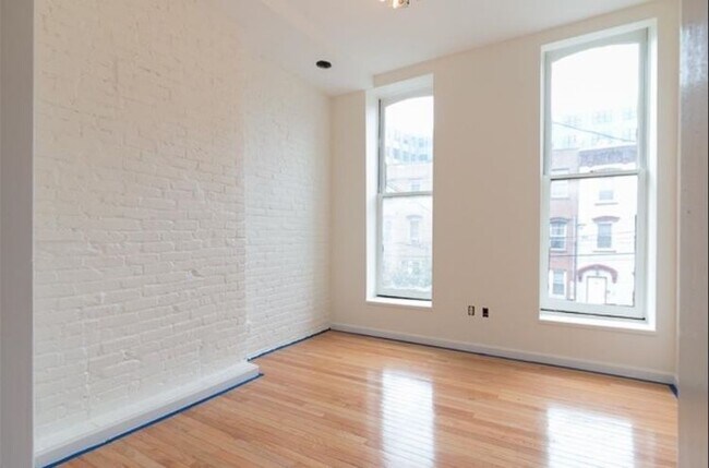 Building Photo - 213 York St