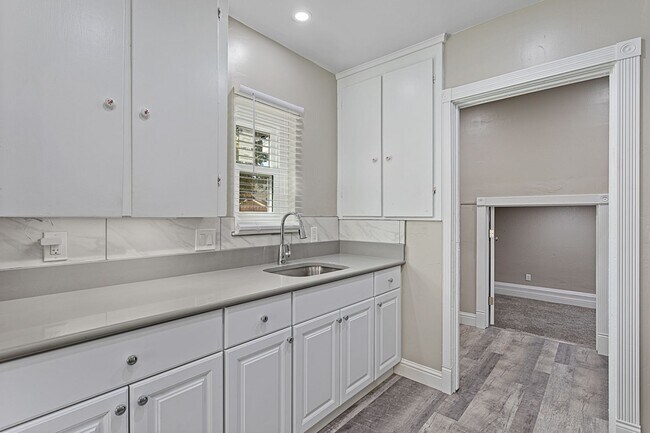 Building Photo - 4028