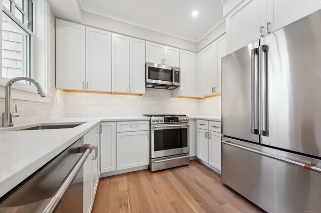 Building Photo - 8 Husted Ln