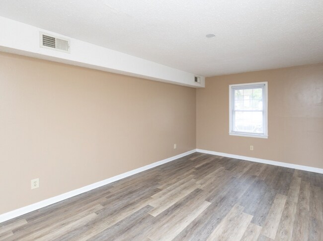 Building Photo - 2-Bedroom Townhome-Style Condo Near Wester...