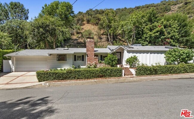 Foto del edificio - 3933 Mandeville Canyon Rd