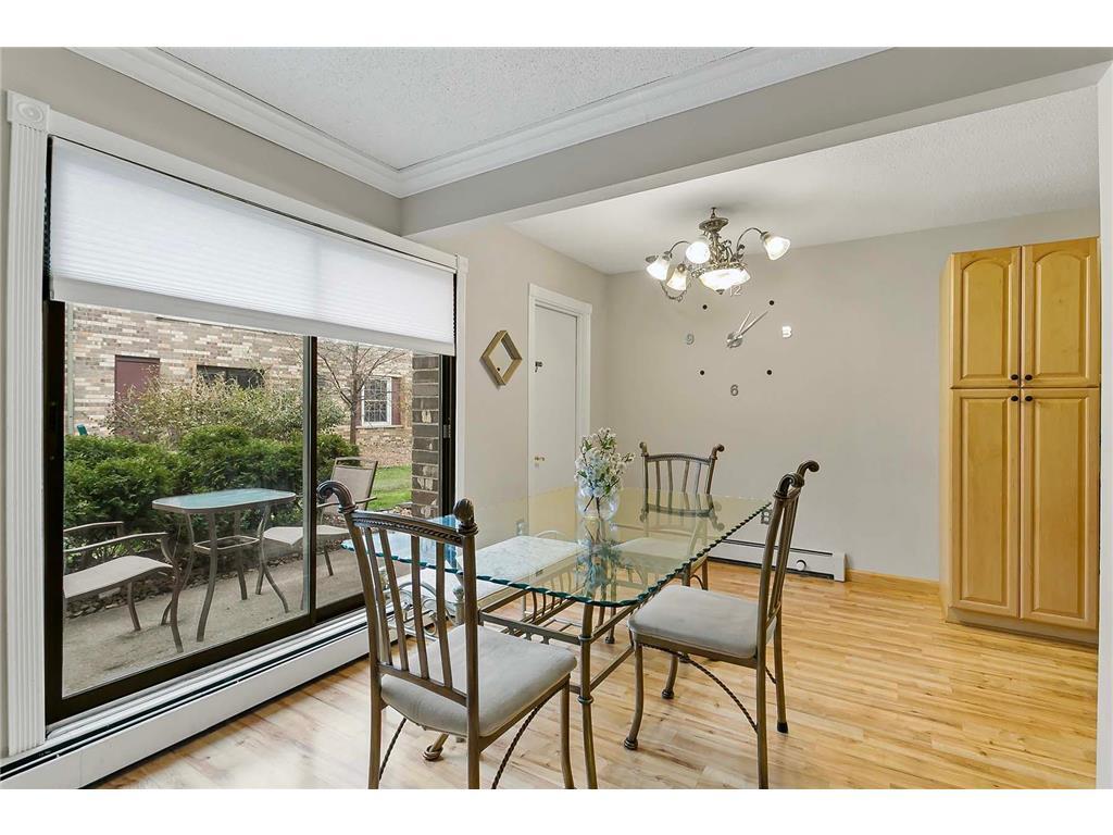 Foto del edificio - 4560 Cedar Lake Rd S