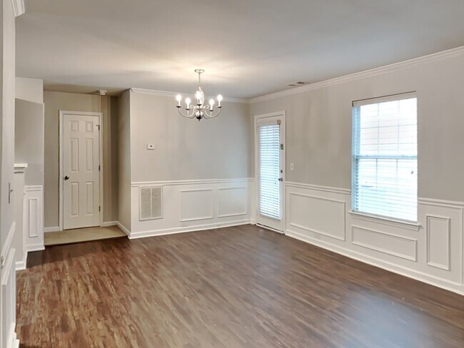 Foto del edificio - 335 Hidden Creek Ln