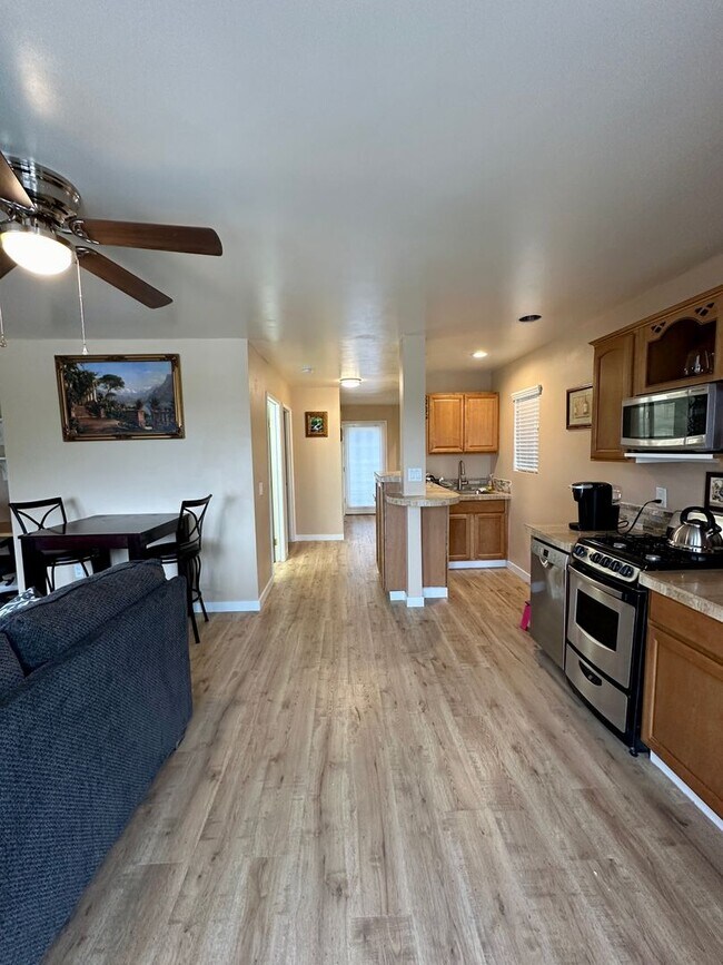 Foto del edificio - Quiet 1 Bedroom 1 Bathroom Furnished Apart...