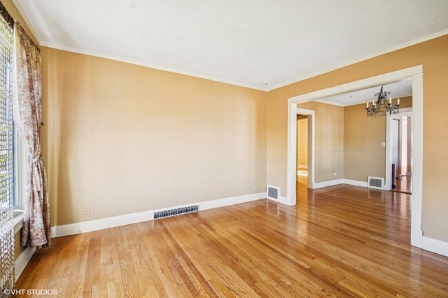Building Photo - 344 W Maple St