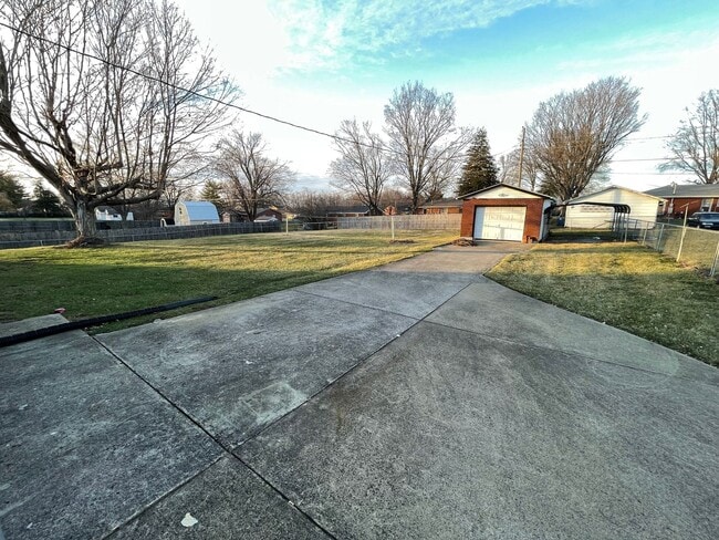 Foto del edificio - Brick Home w/ Detached Garage For Rent Shelbyville