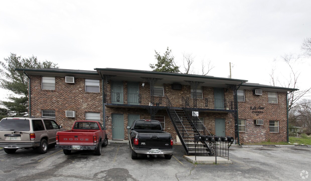 Building Photo - 1601 E Cornelia Ave