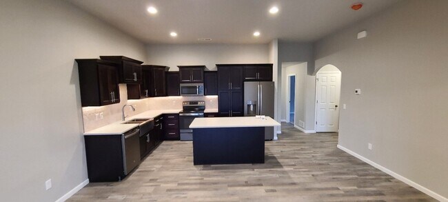 Foto del edificio - BEAUTIFUL TWIN HOME IN SOUTH BISMARCK W/ H...