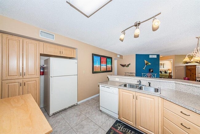 Building Photo - 6000 Bahia Del Mar Cir N