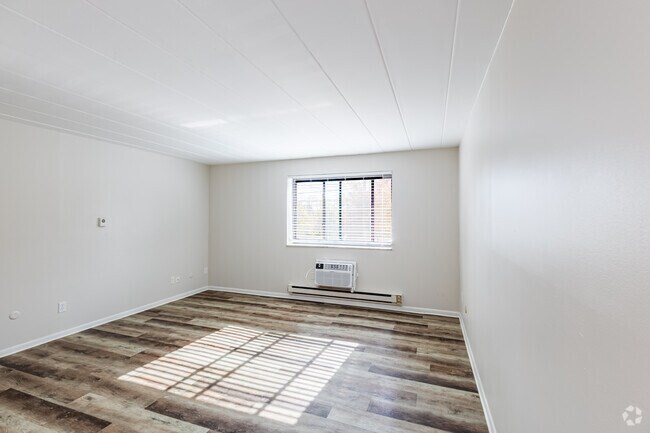 1 habitación, 1 baño, 655 pies cuadrados, sala de estar - Brittany Apartments