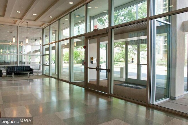 Foto del edificio - 4600 S Four Mile Run Dr