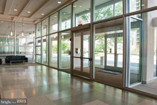 Building Photo - 4600 S Four Mile Run Dr