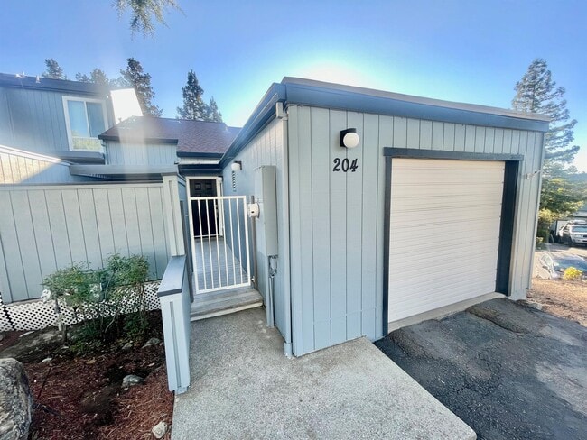 Building Photo - 204 Rockwood Dr