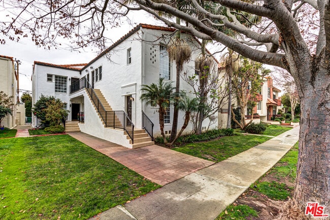 Building Photo - 322 S Reeves Dr