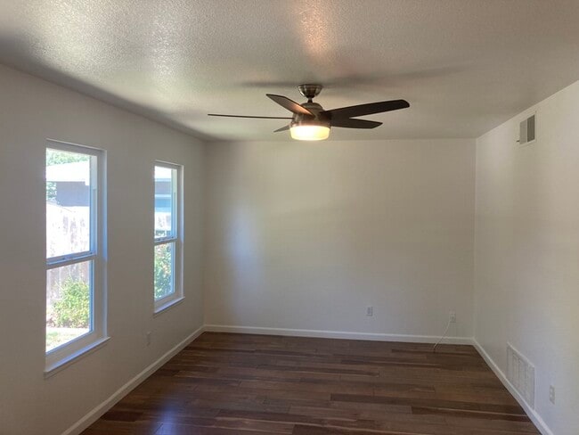 Foto del edificio - Modesto 3 Bedroom 2 Bath Solar Power Home ...