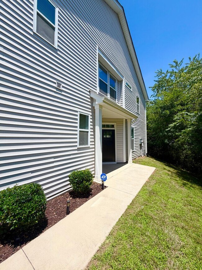 Foto del edificio - Spacious 3 Bedroom/ 2 Bath townhouse w/office for rent in Fountain Park, convenient Asheville loc...