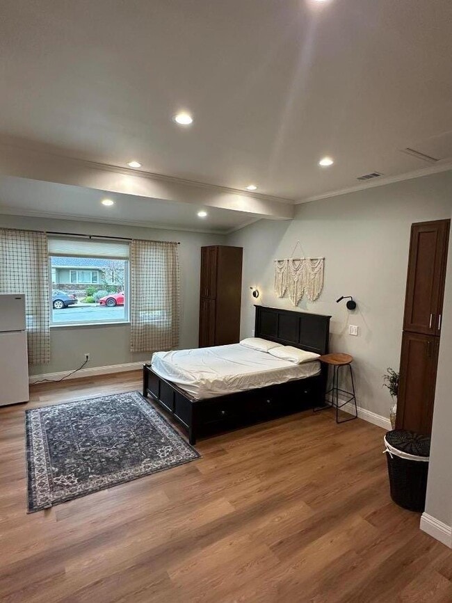 Foto del edificio - 2430 Eaton Ave