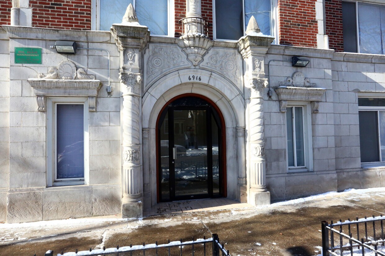 Entrance - 6916 N Lakewood Ave