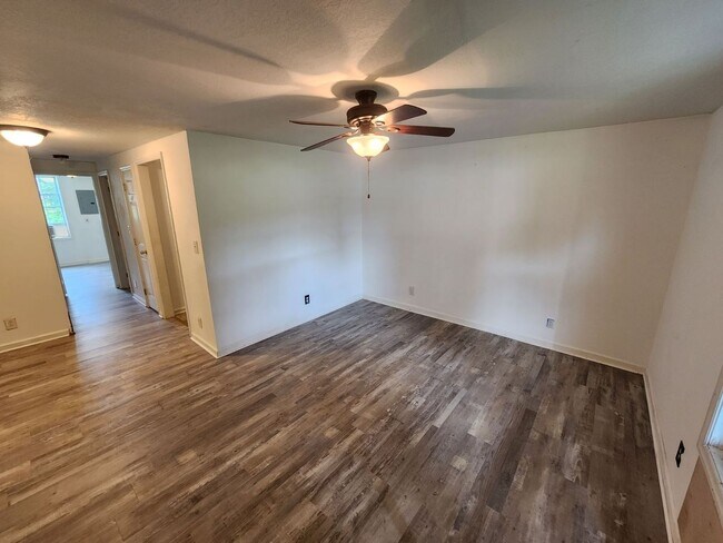 Foto del edificio - Cozy 1-Bedroom Single-Level Home with Yard and Washer/Dryer Included in Doyle, TN