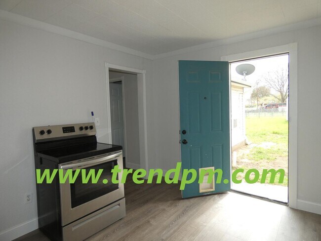 Building Photo - Charming 2 bedroom, 1 bath house on corner...