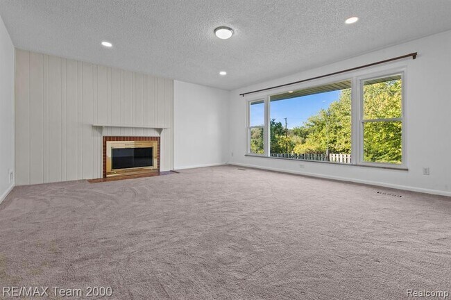 Building Photo - 25152 Fairway Dr