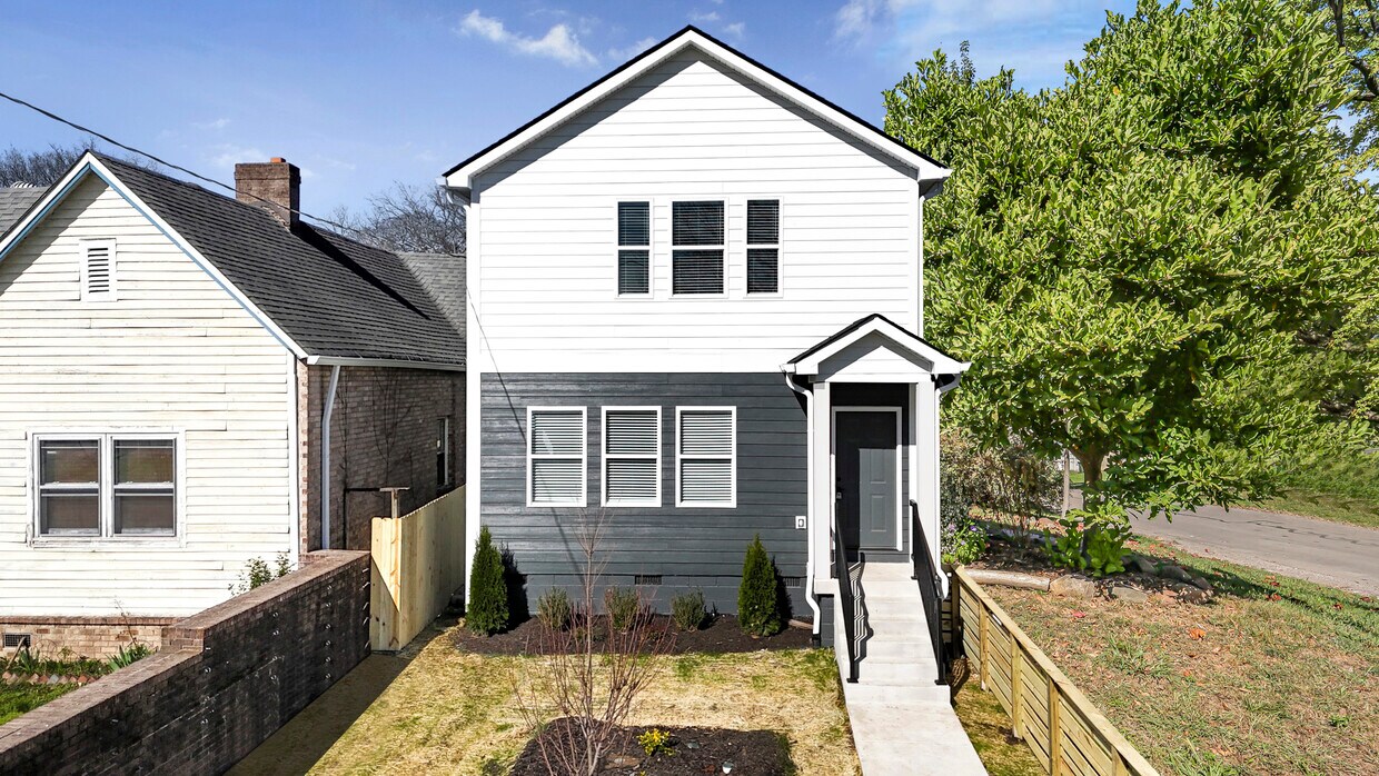 Fenced in Front Yard - 86 Maury St