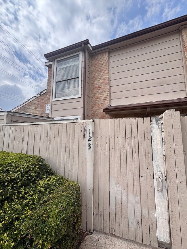Building Photo - 2110 Wilcrest Dr