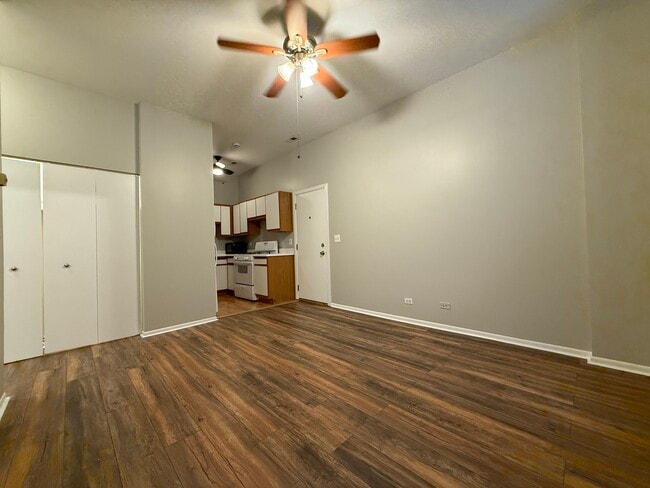 Building Photo - 556 W 37th St