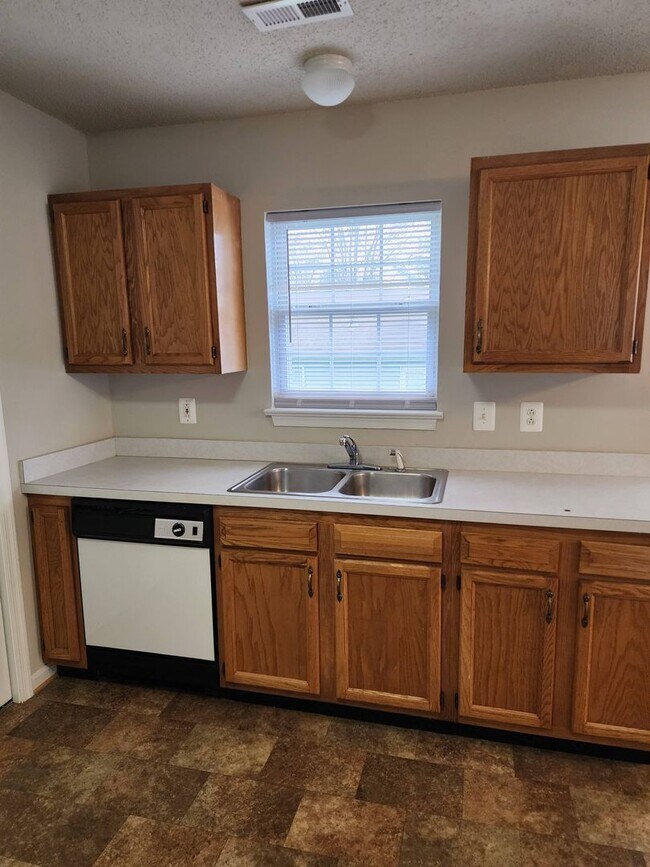 Building Photo - Great Location - Rambler