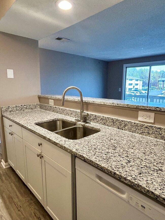 Building Photo - University Spacious 3rd floor Condo