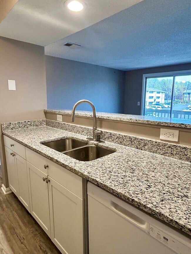 Foto del edificio - University Spacious 3rd floor Condo