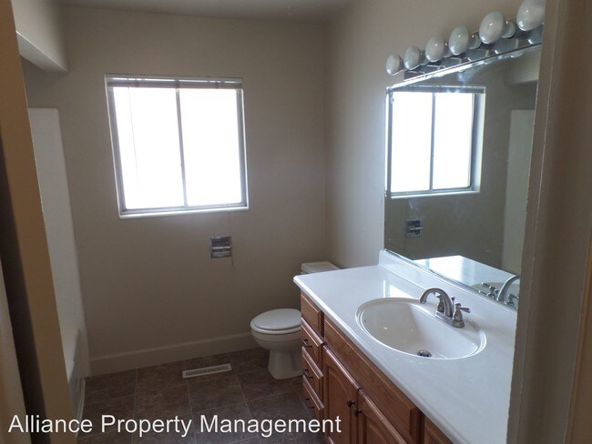 Building Photo - 1016 Country Hills Dr