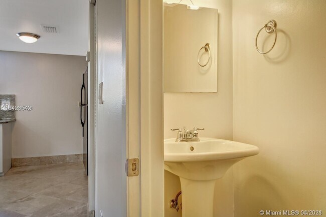 Foto del edificio - 631 NW 82nd Ave