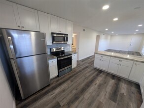 Building Photo - 2101 Fountain View Dr