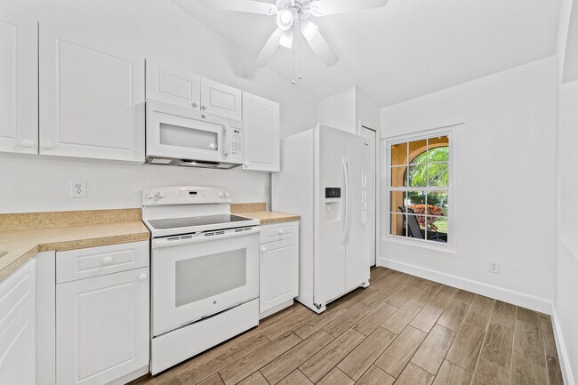 Building Photo - 890 Luminary Cir
