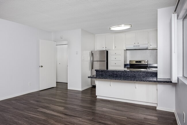 Building Photo - Chateau Apartments