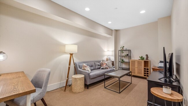 Foto del edificio - Modernly Elegant Townhome w/ 2 Primary Sui...
