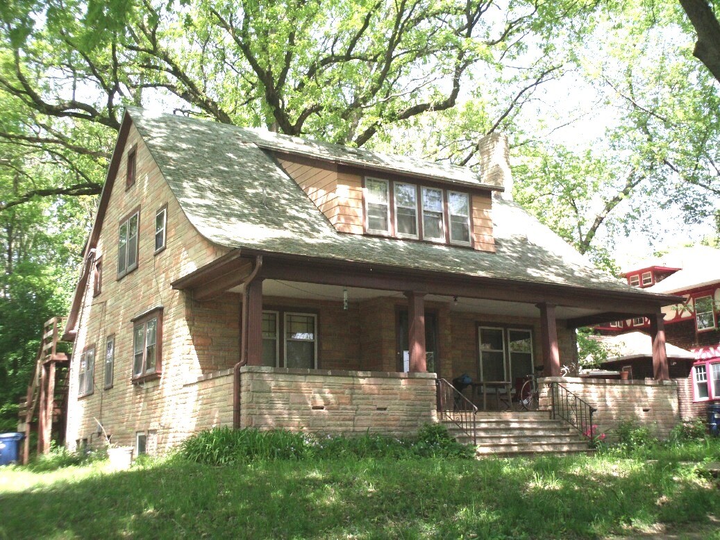 Primary Photo - 205 N Busey Ave