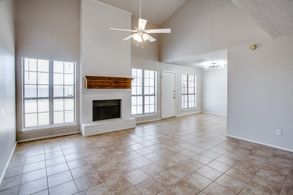 Primary Photo - Spacious 2/2.5/2!