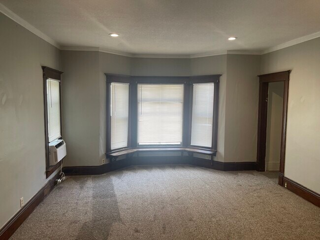 Bedroom - 1700 W University St