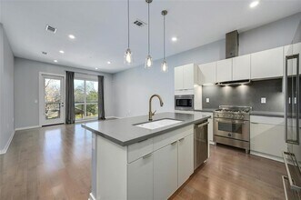 Building Photo - 207 W Johanna St