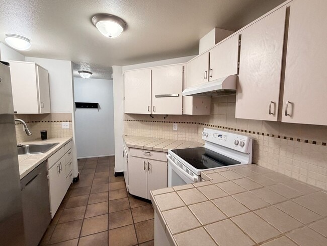 Building Photo - Comfortable Beaverton Home with AC, Fireplace, Large Fenced Yard, Spacious Garage and W/D!