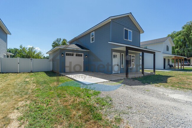 Building Photo - 3 Bedroom 2 Bathroom Home with Attached Ga...
