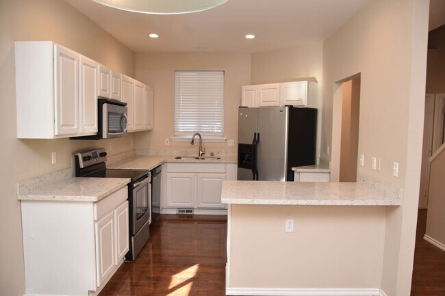 Building Photo - 4 Bedroom 2.5 Bath University Place Home i...